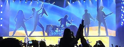 Культовая группа  "Scorpions" посвятила украинцам знаменитый хит, исполнив его на фоне украинского флага