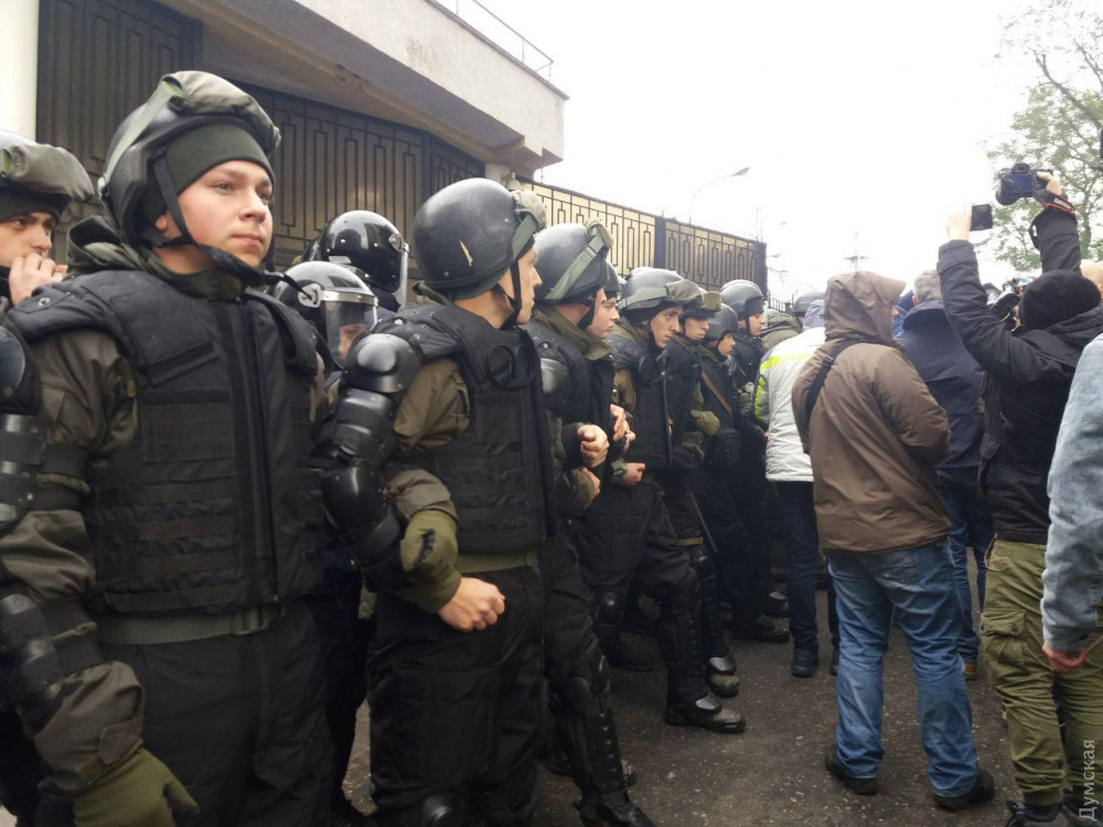 Генкольсунство РФ в Одессе под "штурмом": взрываются снаряды, охрана оказывает сопротивление – кадры