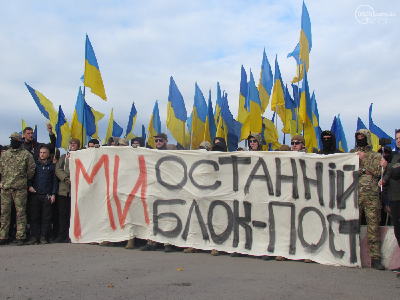 В Золотое не пропускают волонтеров, везущих людям хлеб, обстановка накаляется - видео