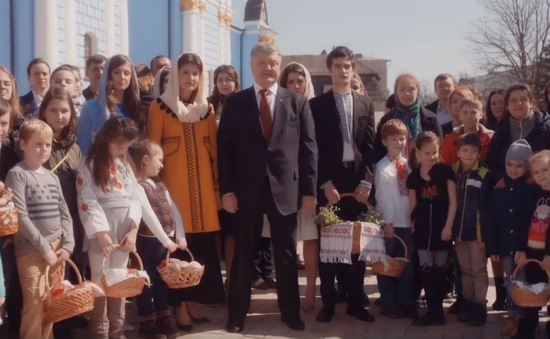 "Помолимся за мир для всей Украины и наших защитников", - Порошенко обратился к украинцам, напомнив им о самом важном в праздник Пасхи. Кадры 