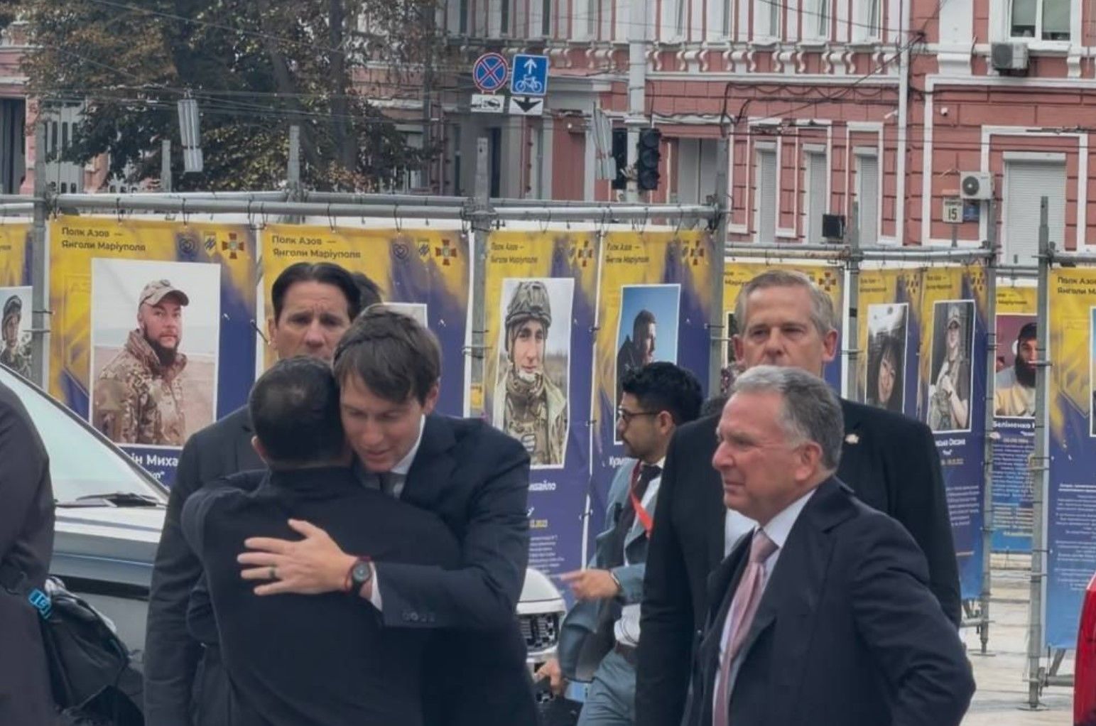 Переговоры Зеленского с посланниками Трампа: СМИ узнали, кто еще приехал на встречу