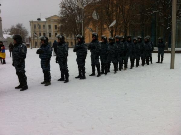На митинге в Харькове милиционеры спели гимн вместе с протестующими