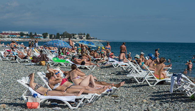 Сотни отдыхающих в г**вне: в Сети появились видеокадры, как на пляже в Сочи прорвало трубу с нечистотами