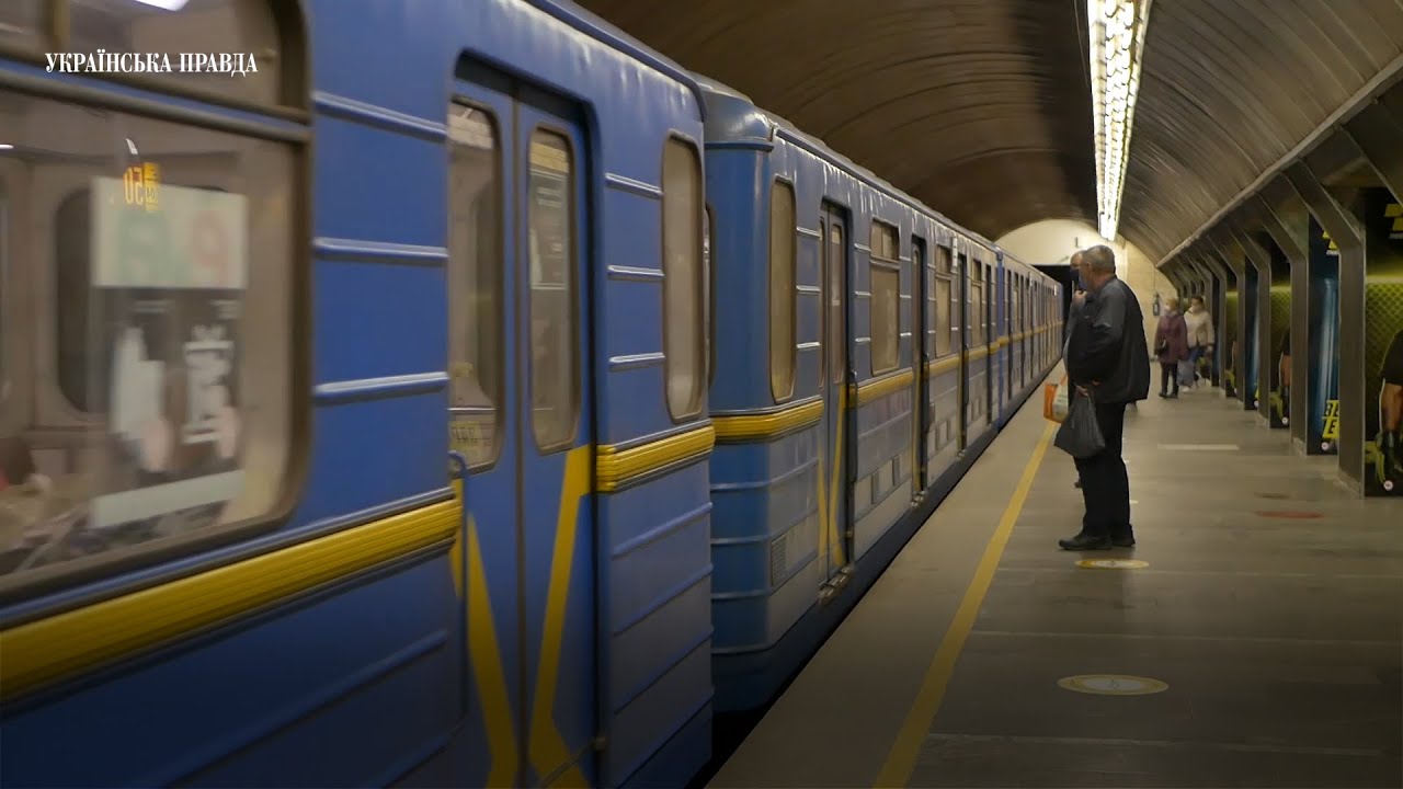 В Киеве после открытия метро пара разделась и устроила игры прямо в вагоне