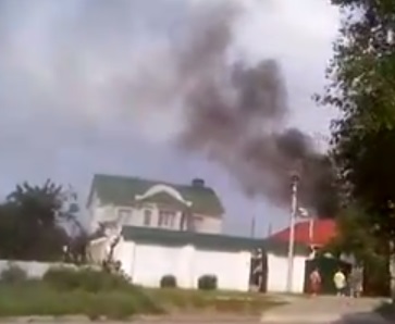 Луганск охвачен дымом, разрушены дома, а на дорогах - поваленые деревья