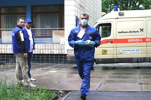 В результате обстрела Стаханова погибли три мирных жителя, 12 госпитализированы - врач