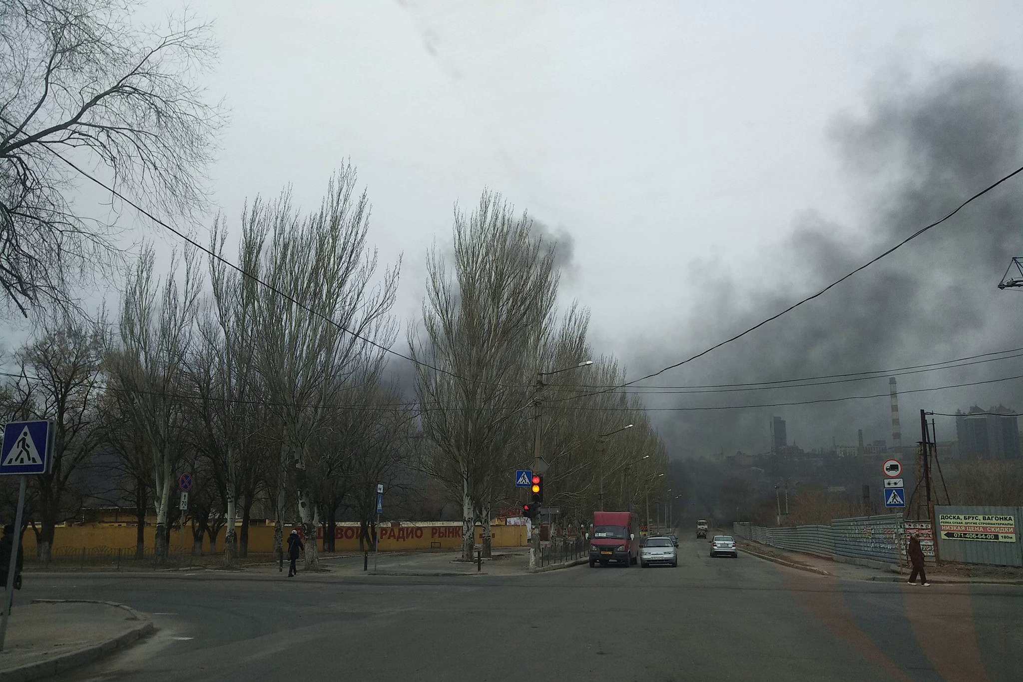 ​В Донецке режим "черное небо" - удушающий дым заполонил полгорода, дончане напуганы - кадры