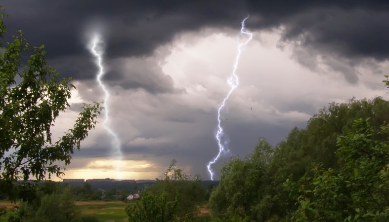 Пронизывающий ветер и дожди с грозами: синоптики рассказали, какую погоду принесет в Украину скандинавский циклон 