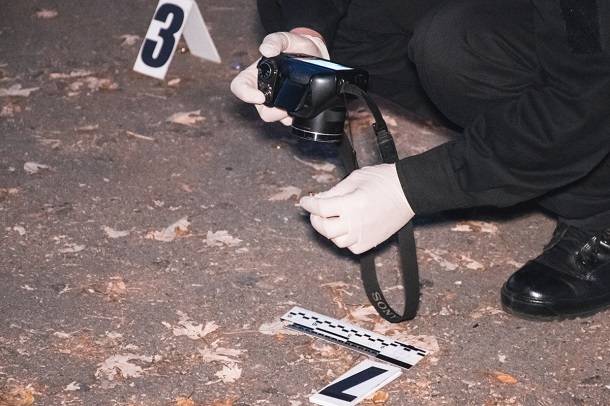 Кровь и патроны на асфальте: около 40 мужчин устроили дикую драку с ножами и оружием в Киеве - ночные кадры