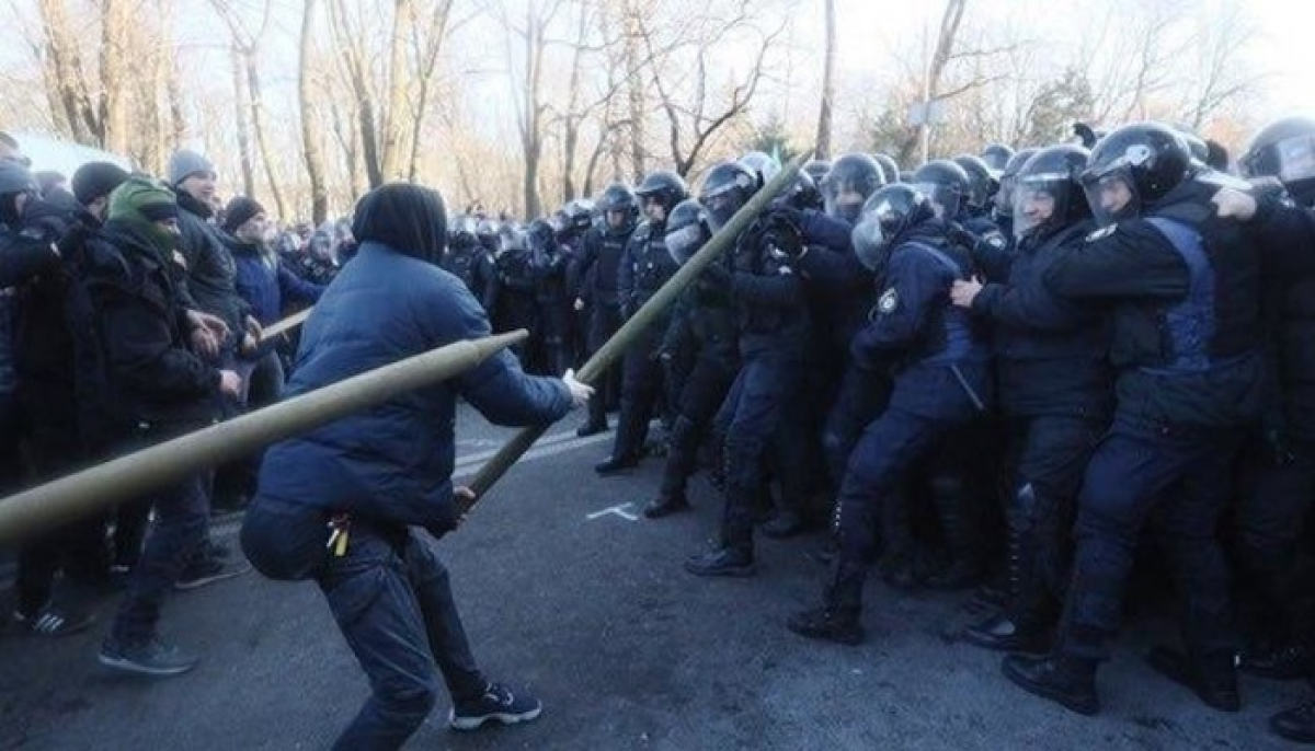 Столкновения под Радой: полиция начала разгон, есть раненые