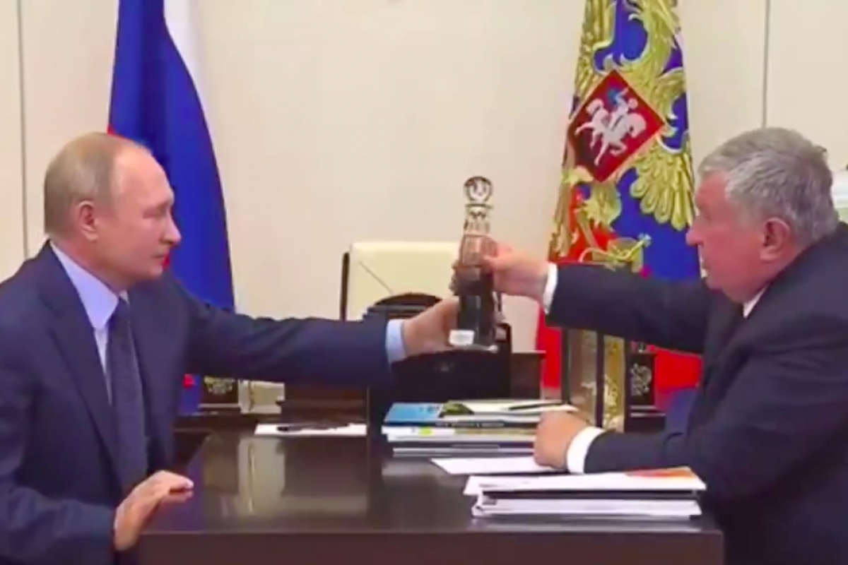 РосСМИ: Сечин, подарив Путину бутылку нефти, поставил условие на 1,5 трлн рублей
