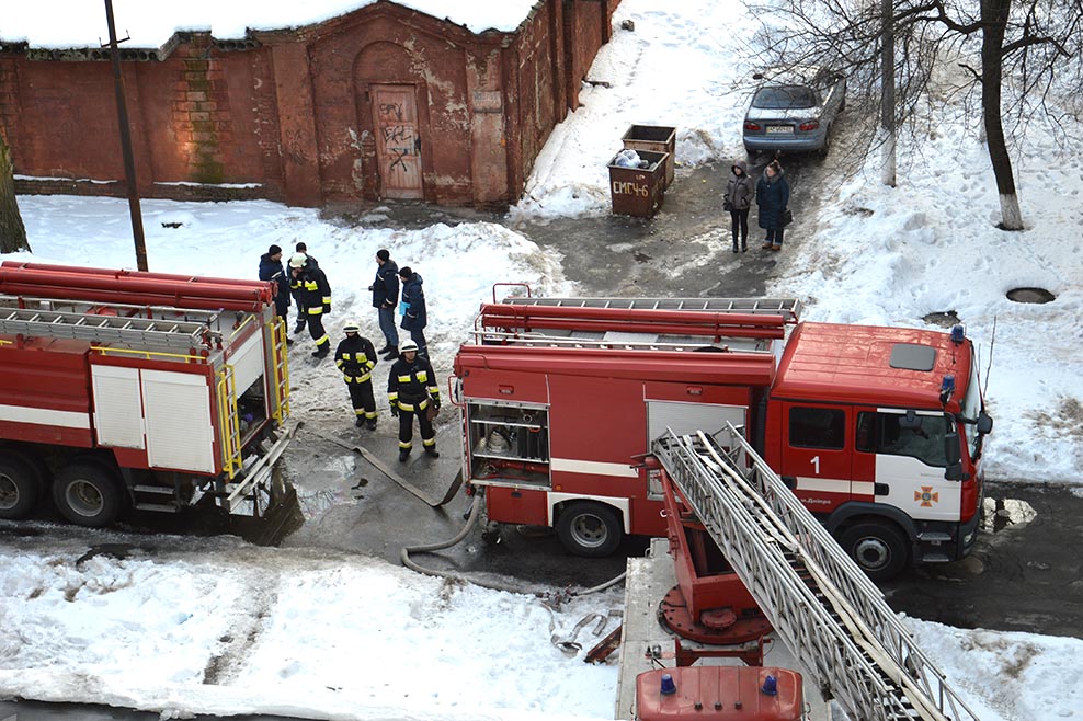 В Днепре произошел масштабный пожар в многопрофильной больнице - спасатели эвакуировали пациентов и медперсонал: кадры