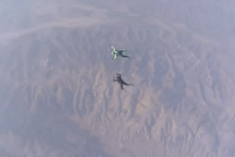 Американец выпрыгнул из самолета без парашюта и не разбился: появилось видео