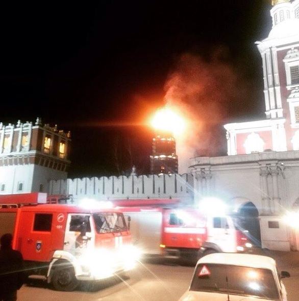 В Москве в Новодевичьем монастыре горит колокольня