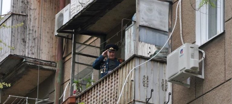 Трогательно до слез: оркестр в Одессе сыграл под балконом 96-летнего ветерана, который давно не выходит на улицу. Опубликованы кадры, как Ивану Кулибабе рукоплещет весь двор