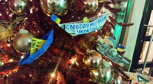 Активисты Москвы украсили столичные елки желто-синими корабликами в поддержку украинских моряков - кадры