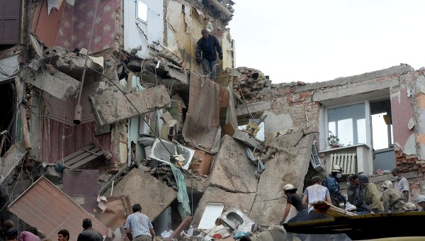 В Донецке горит многоэтажка: три этажа снесло прямым попаданием снаряда