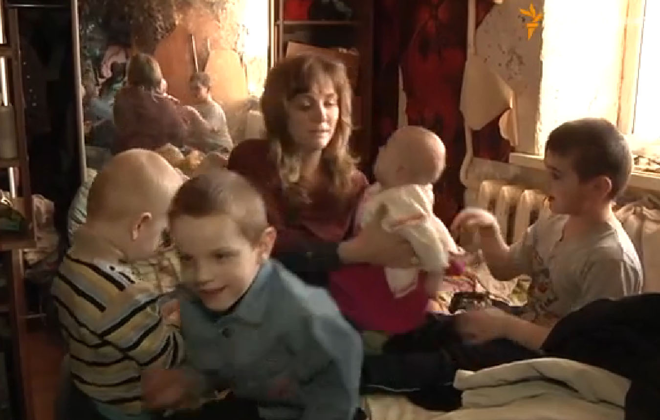 Как выживает многодетная семья в Луганске: социальная столовая, "лечение" воздухом и пустой холодильник