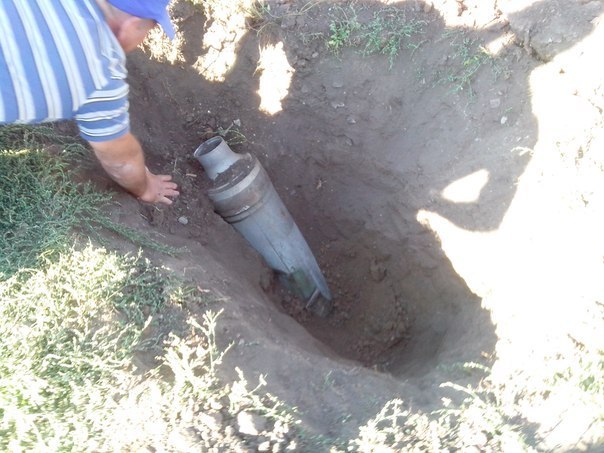 В Донбассе в огородах жители находят огромные неразорвавшиеся снаряды
