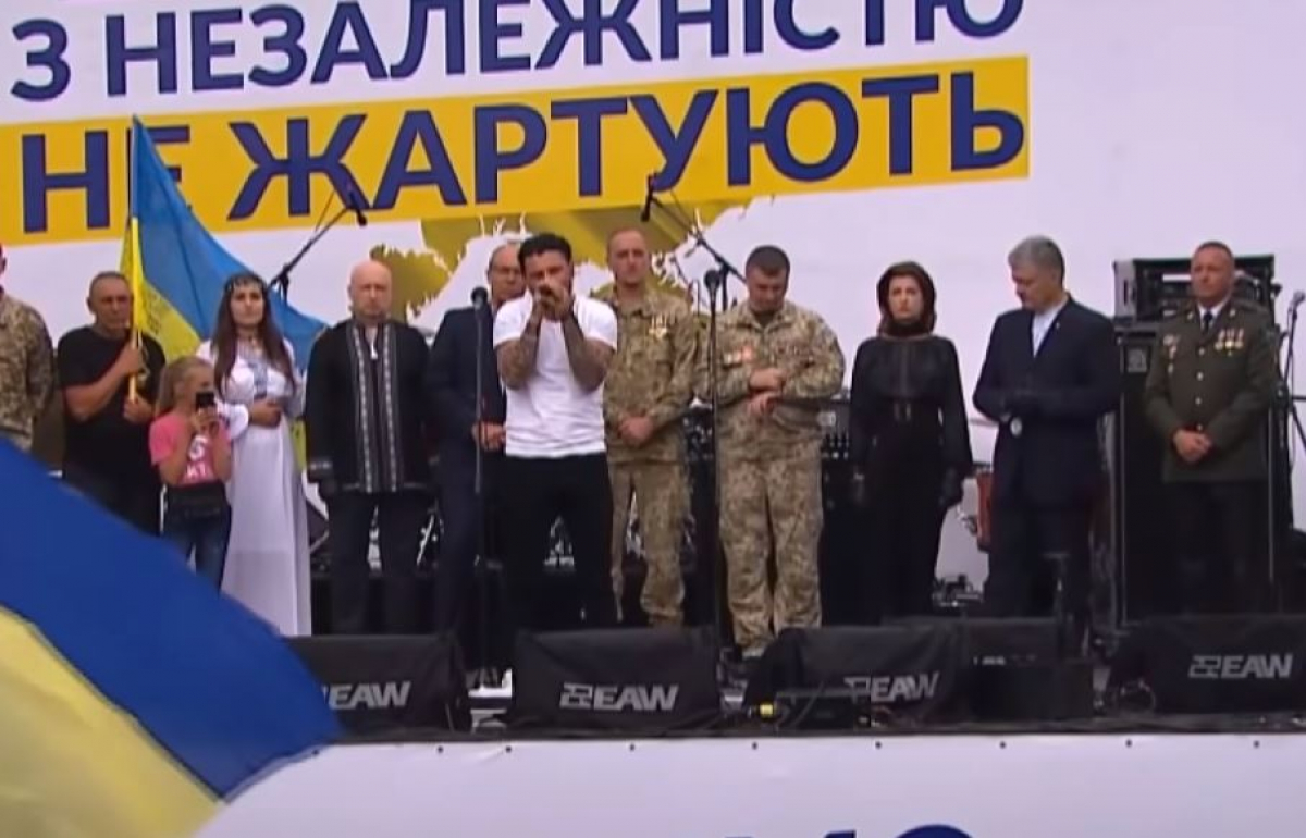 Солист "KOZAK SYSTEM" Иван Леньо довел всех до слез песней о погибших воинах 