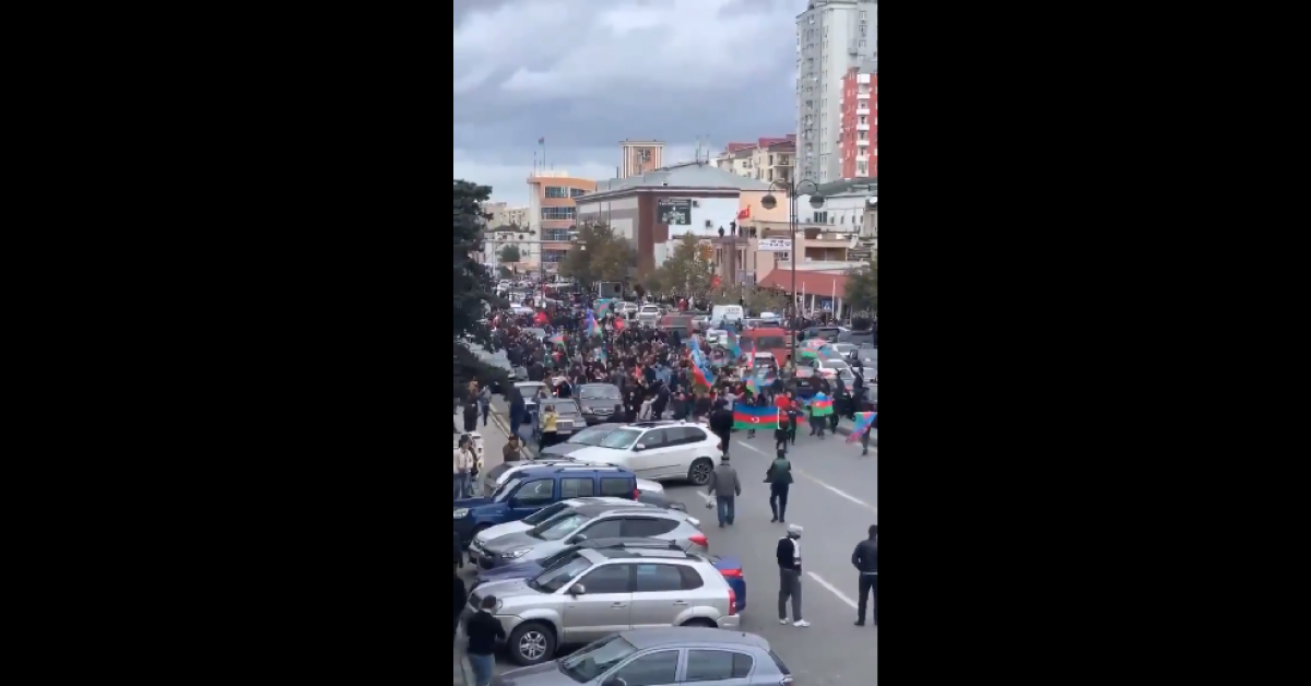 Тысячи людей вышли на улицы Баку, сигналят машины: заявление Алиева вызвало восторг нации
