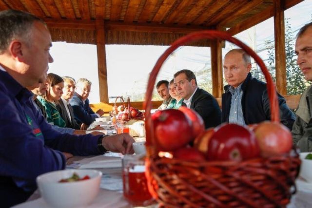 Решил быть поближе к "простолюдинам": Сеть повеселили кадры постановочного обеда Путина с колхозниками