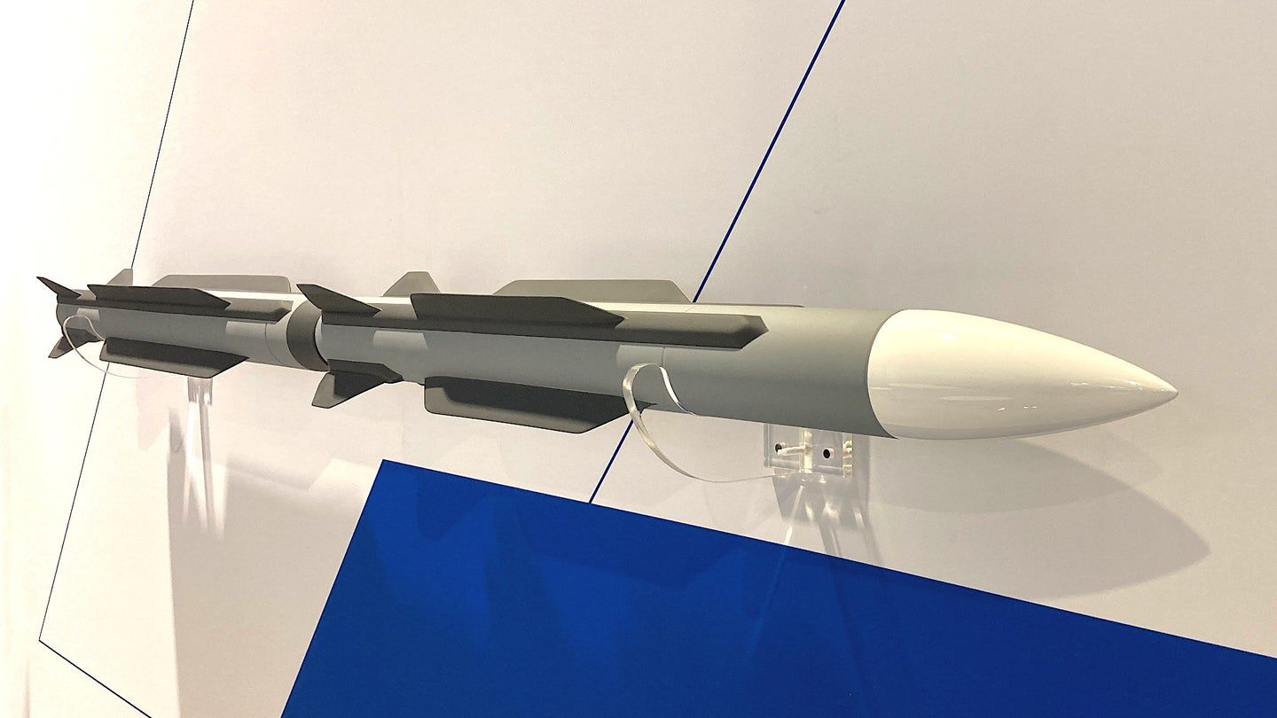 В США представили концепт новой двухступенчатой ракеты большой дальности класса "воздух-воздух"