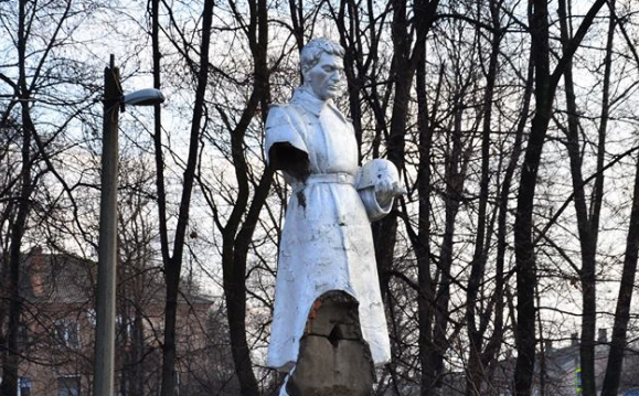 В Кировоградской области разбили памятник погибшим воинам Второй мировой войны – кадры