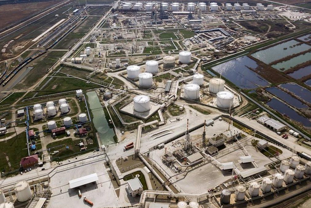 ​Украинские дроны ударили по ключевым объектам на Юге РФ: Славянский НПЗ и котельная в огне