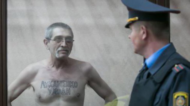 В Беларуси активиста посадили на 2 года за футболку с надписью "Лукашенко, уходи"
