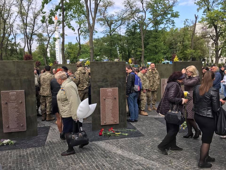 ​Такого единения не было давно: в Днепре на открытие самого масштабного в Украине мемориального комплекса - Аллея Памяти погибших в АТО – пришли тысячи людей (кадры)