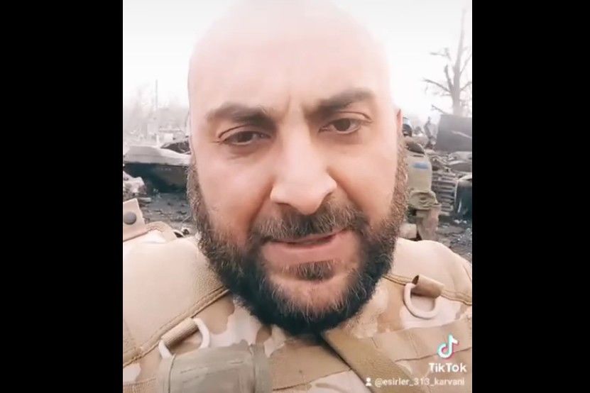 Доброволец Азербайджана на фоне горящих танков обратился к солдатам Путина: "Будем е###ь вас до конца"