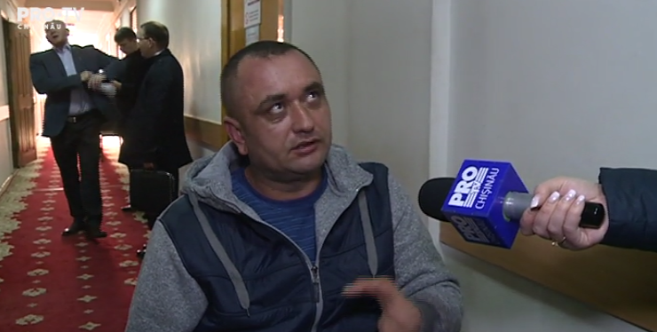 В Молдове мужчину без рук и ног обвинили в избиении полицейского и хотят отправить в колонию – кадры