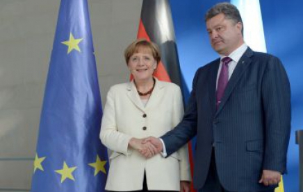 Порошенко обсудил с Меркель вопрос введения миротворцев и выполнение Минских соглашений
