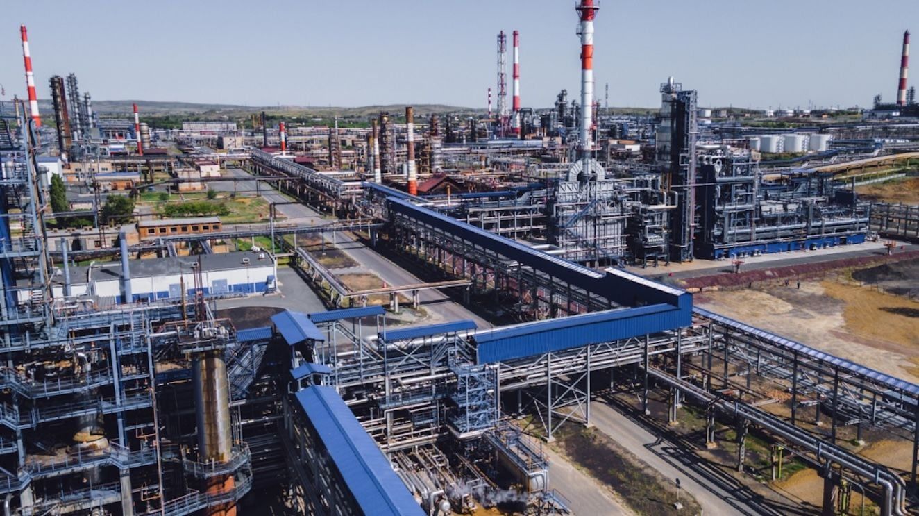 Из-за атак украинских дронов в РФ рухнула переработка нефти – Bloomberg