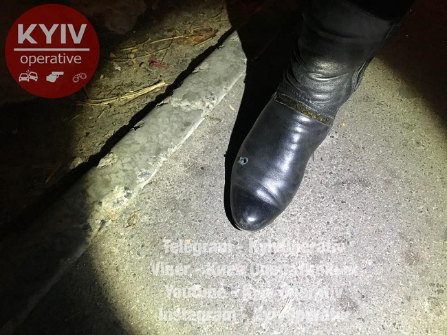 Показалось, что над ним смеются: в Киеве вооруженный мужчина избил случайного прохожего и прострелил ногу его спутнице, - кадры