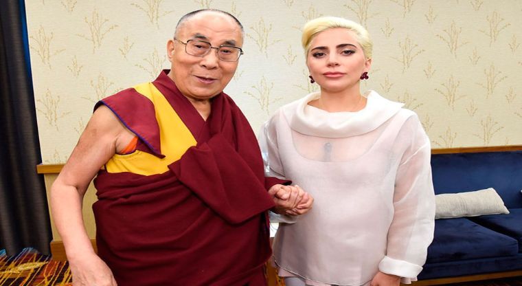 Леди Гага стала персоной нон грата в Китае: за снимки с Далай-ламой власти КНР запретили все ее песни
