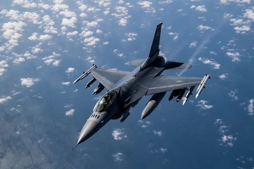 Первая группа украинских пилотов завершила обучение на F-16 в Британии - СМИ 