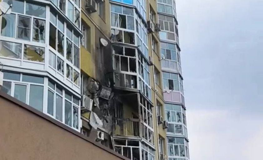 В Воронеже военные РФ попали дроном в жилую многоэтажку прямо возле церкви: "Ситуация выходит из-под контроля"