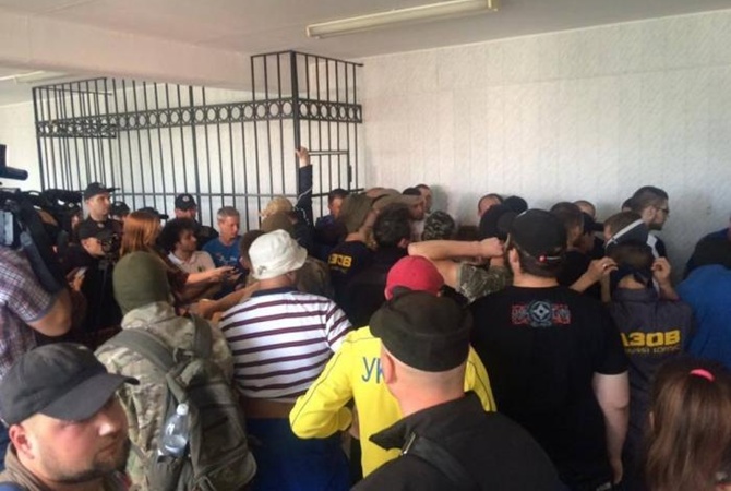 "Правый сектор" захватил суд в Одессе: в зале заблокированы судьи и россиянин Мефедов. Начались столкновения