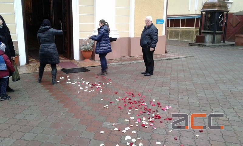 Дорогу усыпали лепестками роз: в Черновцах попрощались с погибшим в зоне АТО 31-летним Героем Владимиром Анадимбой - кадры
