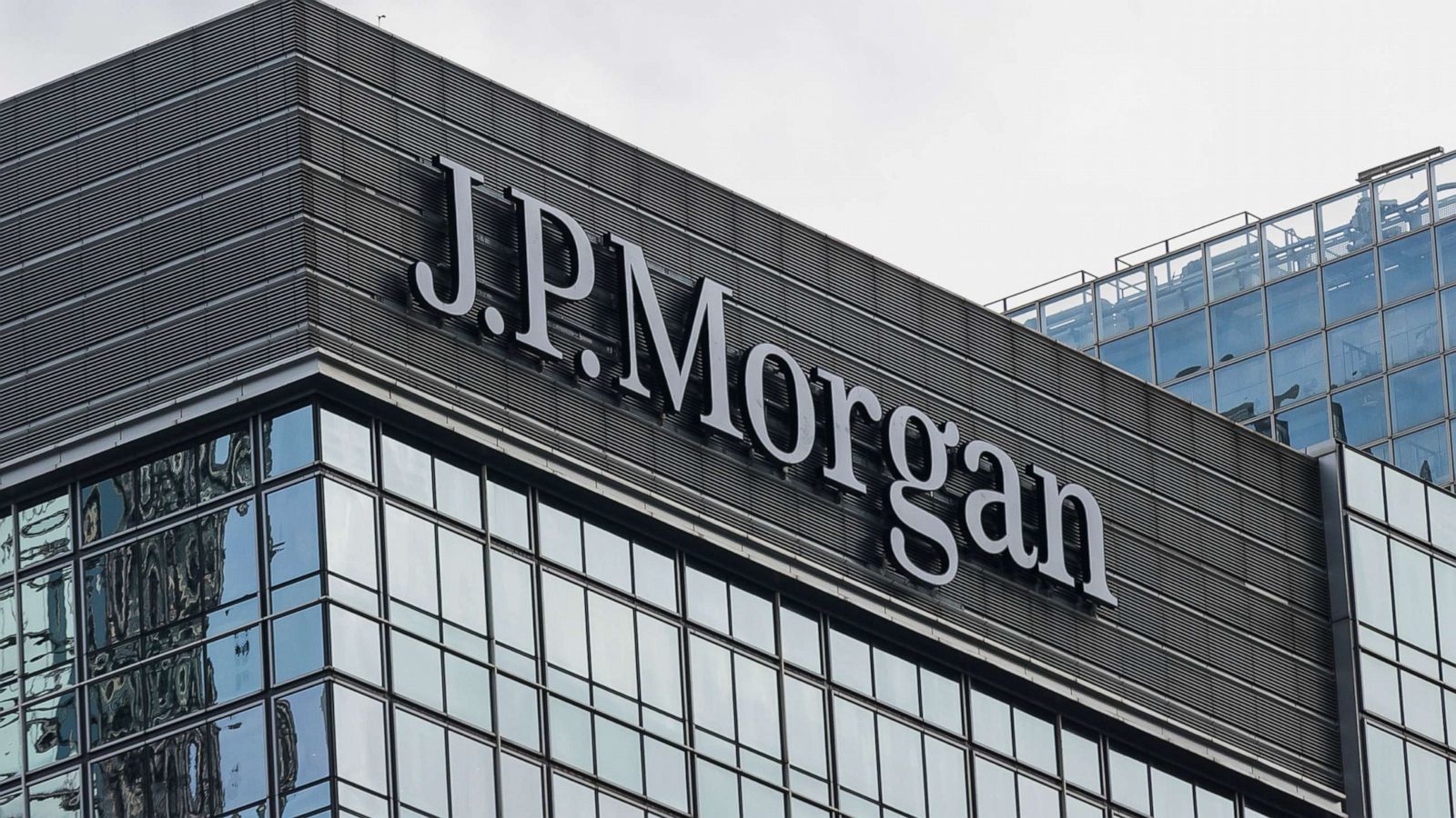 Крупнейший банк США JPMorgan закрывает все оставшиеся длинные позиции в рубле