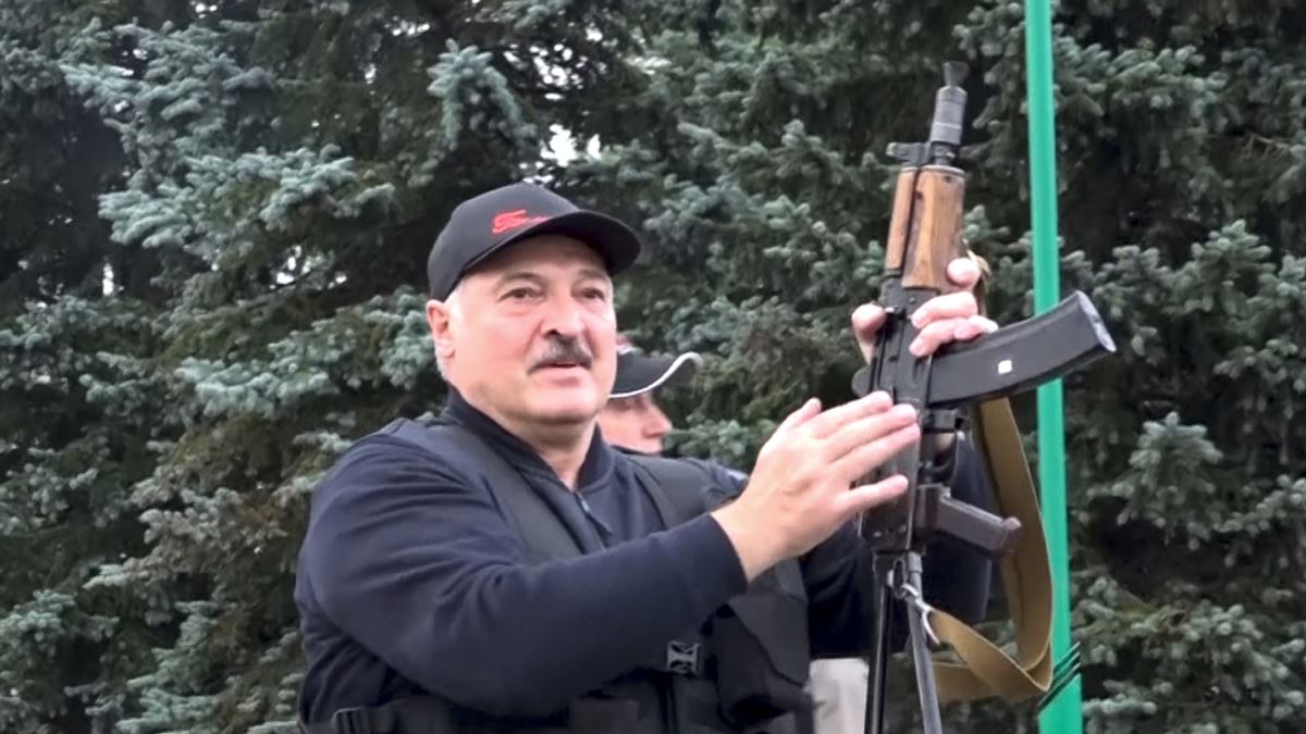 Бутусов пояснил, почему Лукашенко проиграл, после того, как вышел к народу с автоматом