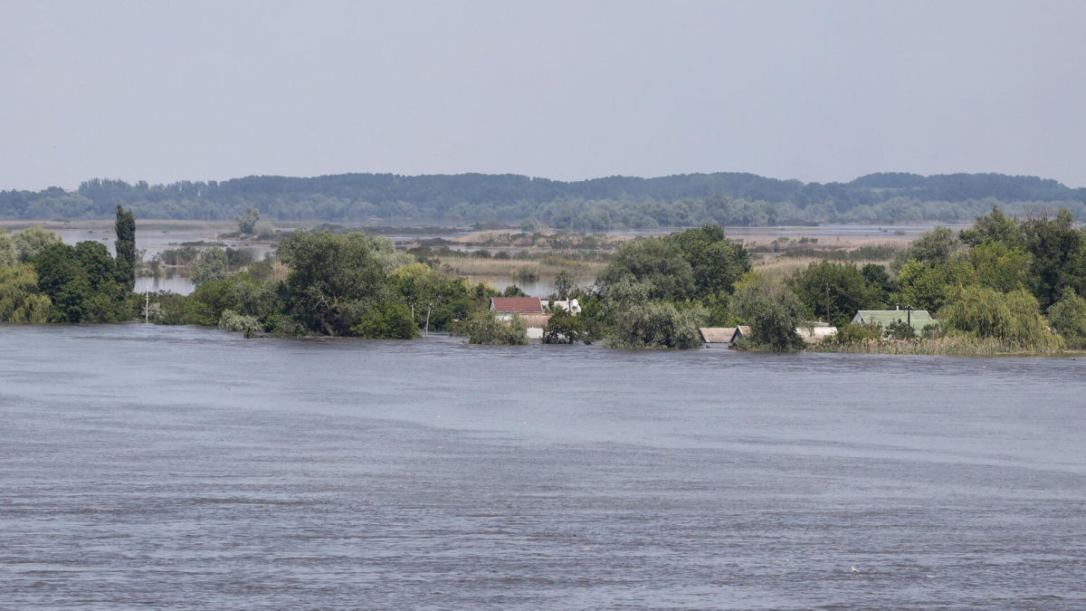 Люди з дітьми на дахах будинків: ЗМІ розповіли про місто, що перебуває у зоні підтоплення, – кадри