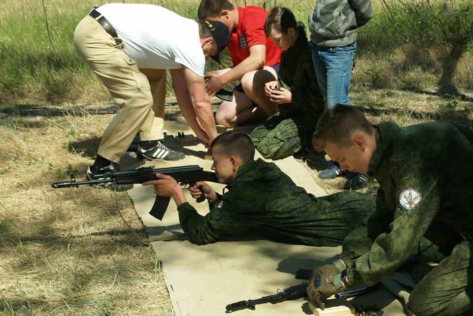 "Зона сплошной милитаризации", - у Порошенко обвинили ФСБ в вербовке детей Крыма
