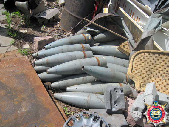 В Марьинском районе в помещении СТО обнаружено 132 артиллерийских снаряда, - МВД