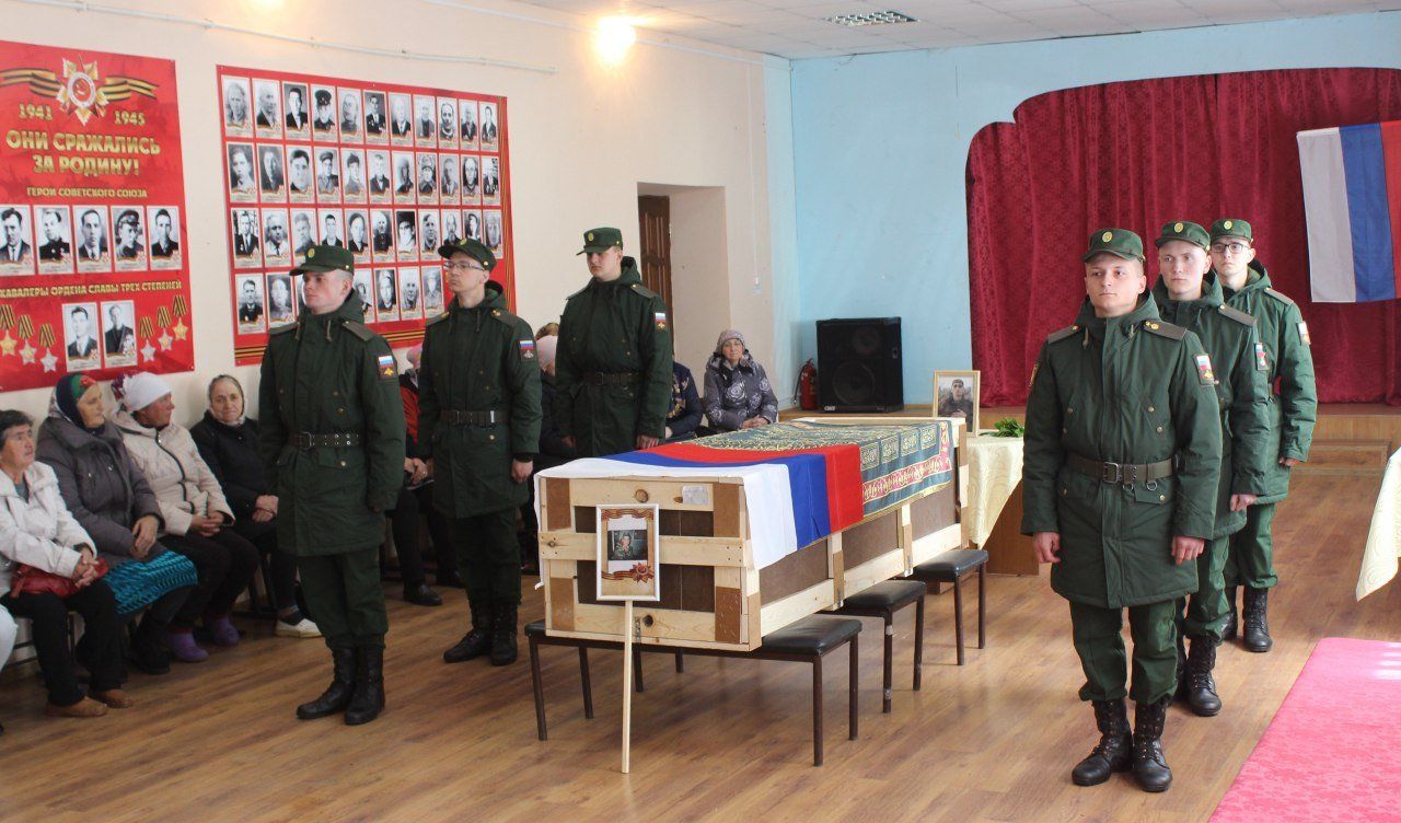"А где гроб?" - Сеть удивило фото похорон погибшего в Украине российского оккупанта