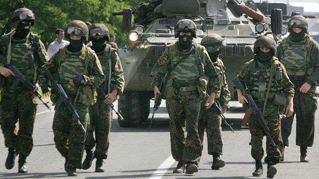 СНБО: РФ стягивает свою технику в Луганскую область 
