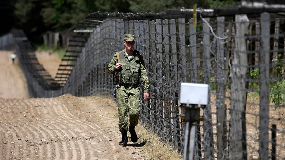 ​Белорусский пограничник пытался обменяться сигаретами с польским коллегой: в Сети выложили кадры