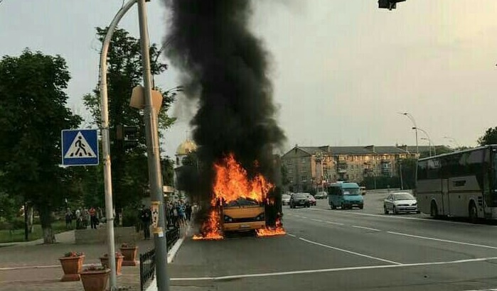 В Броварах воспламенилась маршрутка: водитель пострадал, спасая от огня машину до приезда пожарников - в Сети появились кадры